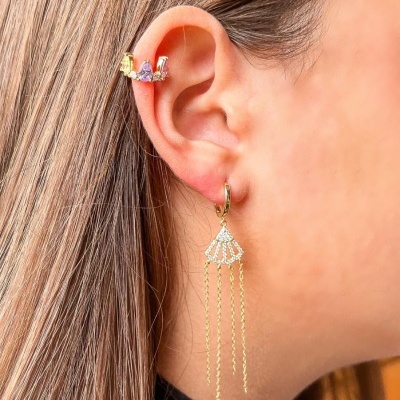 Brincos de ouro com pedras coloridas e pendente dourado com correntes finas