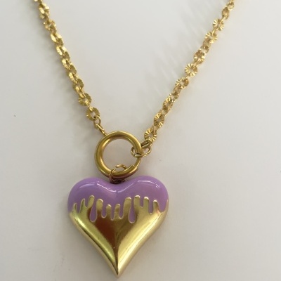 Colar dourado com pendente em coração dourado e roxo
