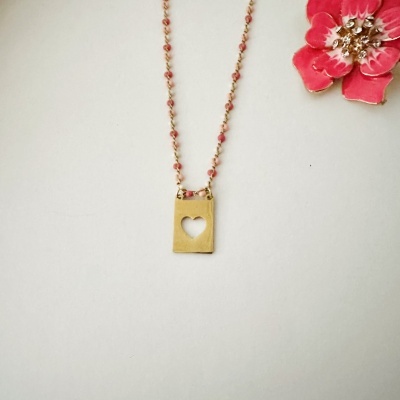 Colar dourado com contas rosa e pendente retangular com coração recortado