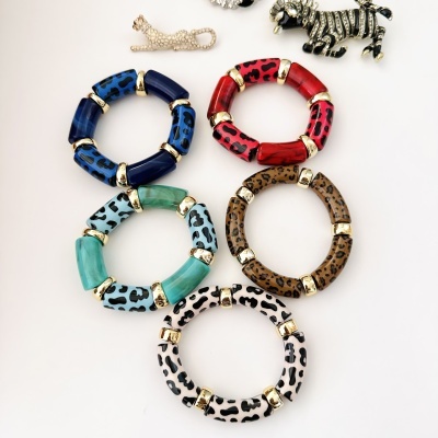 Pulseiras coloridas com padrão de animal print e detalhes dourados