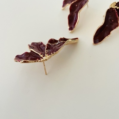 brincos em forma de folhas vermelho escuro e dourado