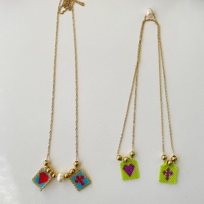 Colares com pendentes em miçangas coloridas com formas de coração e cruz