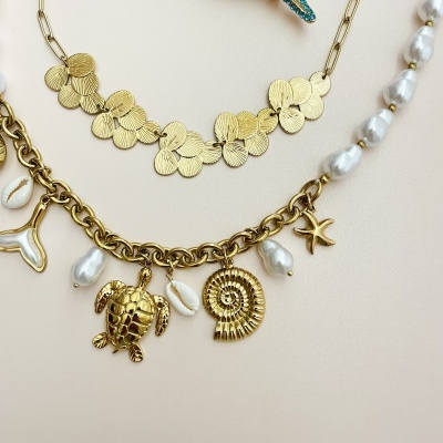 Três colares diferentes com temas marinhos em dourado e pérolas