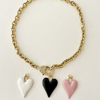 Colar dourado com três corações esmaltados coloridos