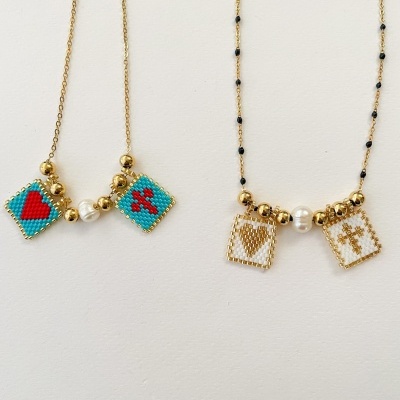 Colares dourados com pendentes quadrados de miçangas coloridas e pérolas