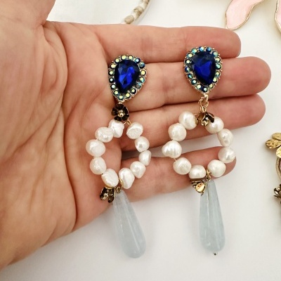 Brincos com pedras azuis, pérolas naturais e metal dourado