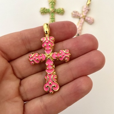 Crucifixos decorativos em metal dourado com esmalte colorido, vários cores, sobre fundo branco