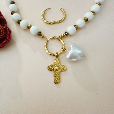 Colar branco com pendente cruz dourada e coração, brinco dourado texturizado