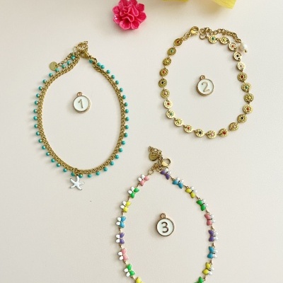 Três pulseiras coloridas numeradas sobre fundo branco