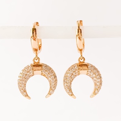 Brincos dourados com pendente meia-lua cravejado de pedras brilhantes