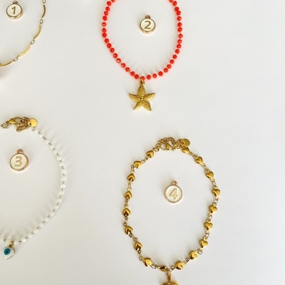 Quatro pulseiras em fundo branco com números 1 a 4 e diferentes estilos de contas e pingentes