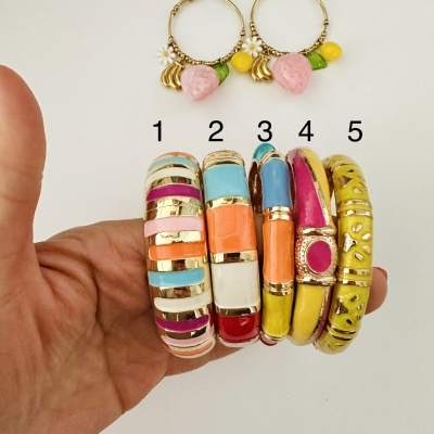 Cinco pulseiras coloridas e um par de brincos com frutas e flores