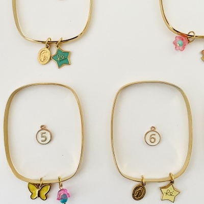 Pulseiras quadradas douradas com pendentes coloridos, numeradas de 3 a 6