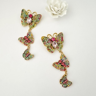 Brincos dourados com borboletas coloridas e pedras brilhantes