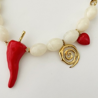 Colar com contas brancas, pendente de malagueta vermelha e espiral dourada