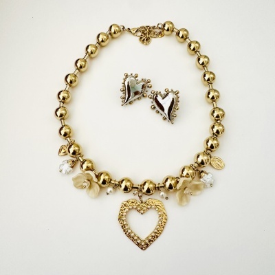 Conjunto de joias com colar dourado com pendente de coração e brincos de coração prateados