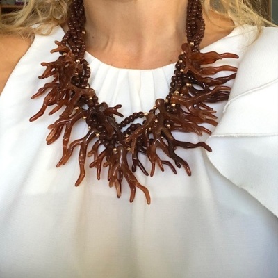 Colar castanho escuro com pendentes de ramificações usado com blusa branca