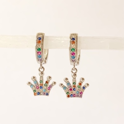 Brincos prateados com pedras coloridas em forma de coroa