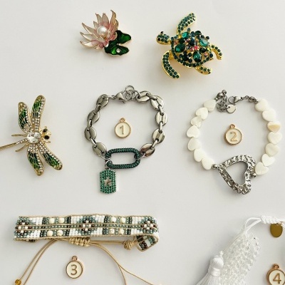 Bijuterias diversas em fundo branco com números indicativos