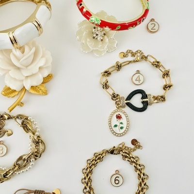Conjunto de pulseiras com números de identificação em fundo branco