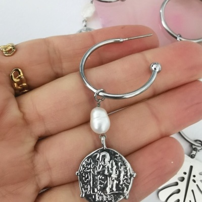 Brinco de argola prateada com pendente de medalha em relevo e pérola falsa