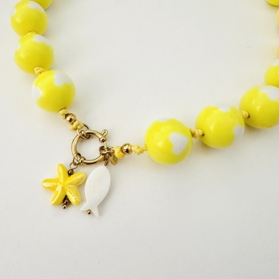 Colar amarelo com pingentes estrela do mar e peixe