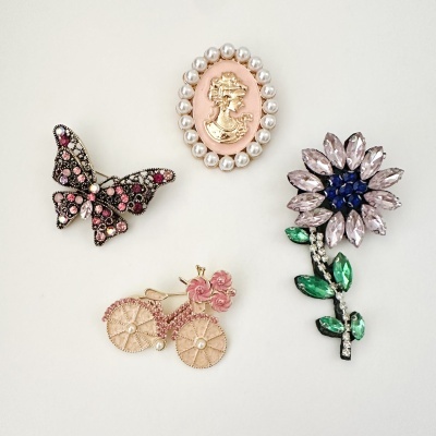 Broches decorativos em várias formas coloridas sobre fundo branco