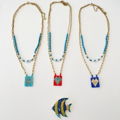 Colares com pendentes em miçangas e broche de peixe colorido