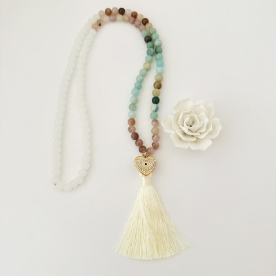 Colar colorido com pendente de coração dourado e flor branca