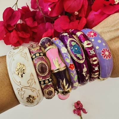 Pulseiras coloridas decoradas com padrões florais e detalhes dourados