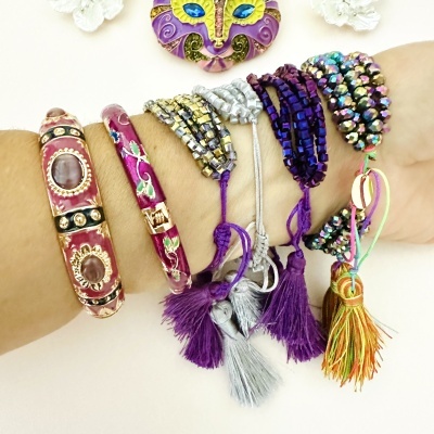 Pulseiras coloridas com miçangas e fios trançados no pulso