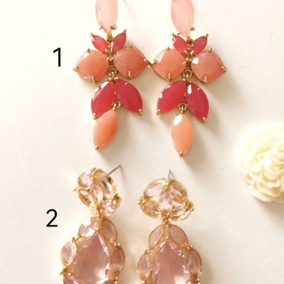 Dois pares de brincos coloridos em fundo branco.