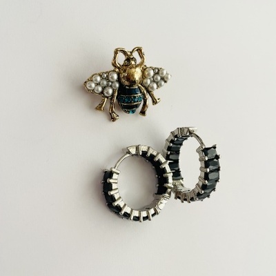 Brincos de argola pretos com pendente abelha dourada com pérolas