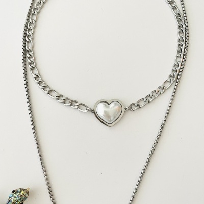 Colar duplo prateado com coração e broche colorido