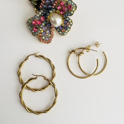 Brincos de argola dourados e broche flor com pedras coloridas e pérola