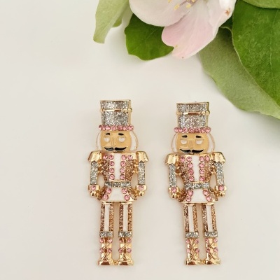 Broches de soldadinhos de chumbo com pedras brilhantes em rosa, dourado e prateado