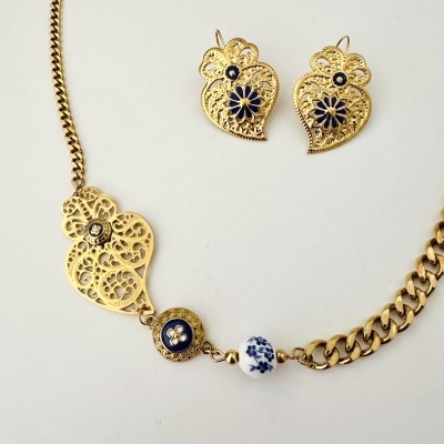 Brincos e colar dourados com esmalte azul e contas cerâmicas florais.