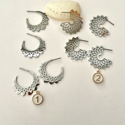 Brincos de argola prateados com medalhas douradas 1 e 2