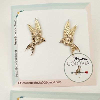Brincos dourados em forma de pássaros em cartão com logo Maria CÔTOVIA