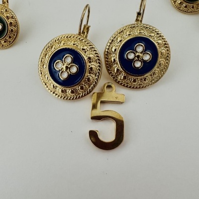 Brincos dourados redondos com centro azul e pendente de número 5 dourado