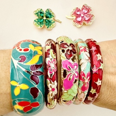 Pulseiras e brincos florais esmaltados em várias cores no braço