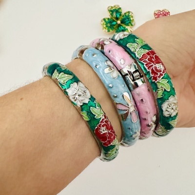Pulseiras esmaltadas multicoloridas com padrão floral no pulso