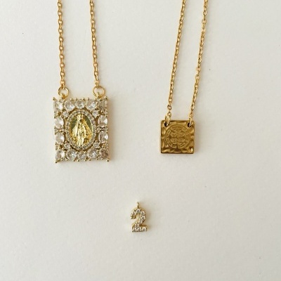 Colares dourados com pendentes quadrados e pequeno pendente número 2 com cristais