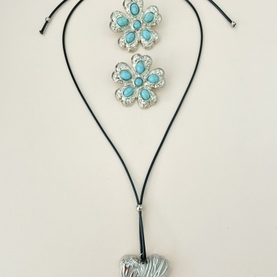 Colar com pendente coração prateado e dois broches flor com pedras azuis