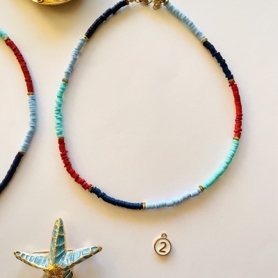 Colar colorido de contas com fecho dourado, pingente branco com número 2, estrela-do-mar azul e concha dourada com pedras