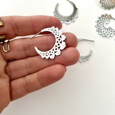 Brinco argola prateada com padrão recortado