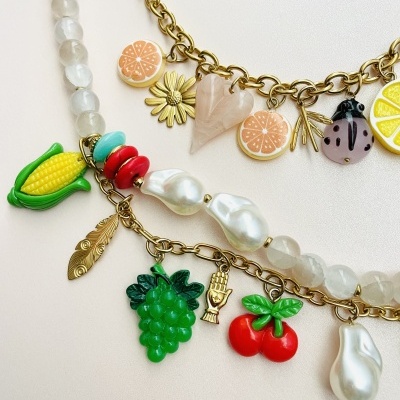 Colares com pendentes coloridos variados.