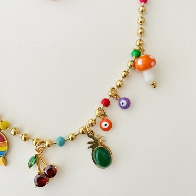 Colar com pendentes coloridos em fundo branco