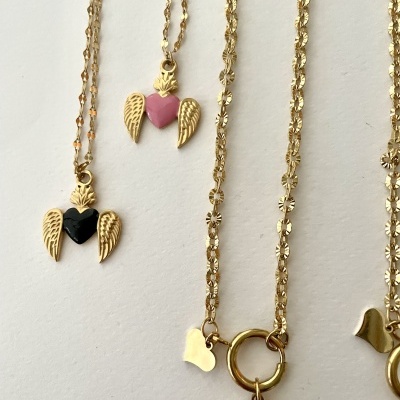 Colares dourados com corações com asas e pendentes coloridos