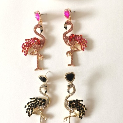Dois pares de brincos em forma de flamingos com pedras multicoloridas em metal dourado